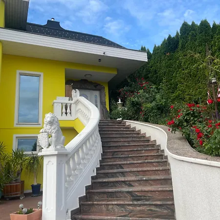 In Elegant Am Red Bull Ring In Spielberg Villa *